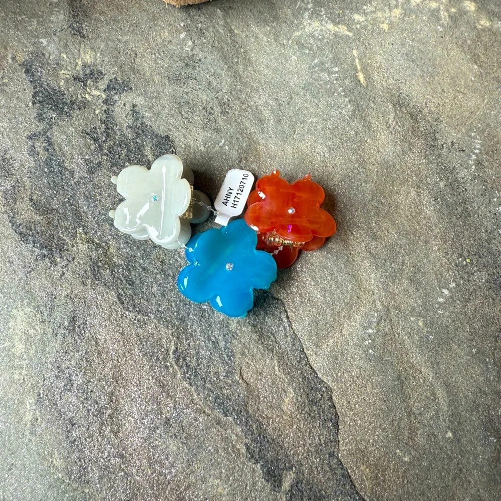 New🌟Anthropologie-Floral Shaped Hair Clips in Blue, Red, and Gray